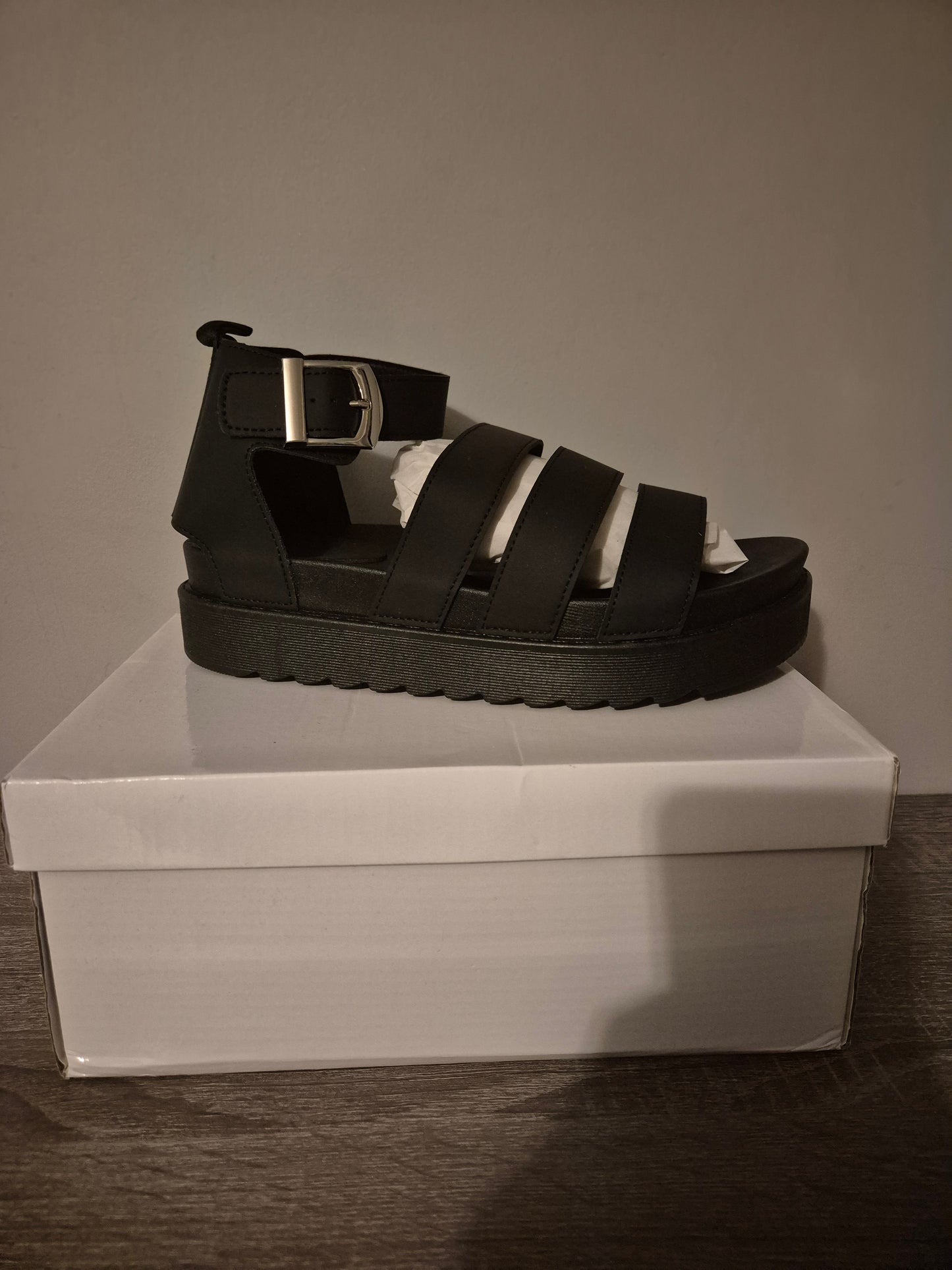 Womans sandals size 7